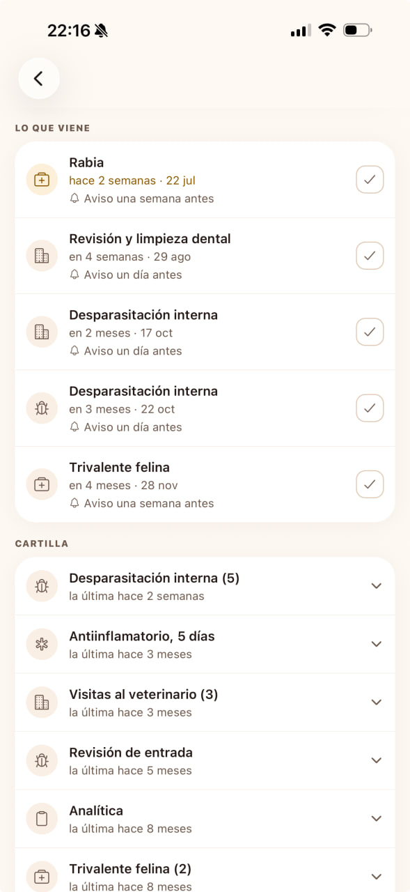La sección «lo que viene» de una ficha: una vacuna atrasada en ámbar y cuatro citas por venir, cada una con el aviso que tiene programado